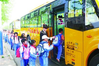 学生乘车问题,计划首先对部分街道学校未达到国家校车标准的车辆进行