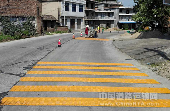 [江西]上饶公路分局:设置减速振荡标线 减少安全